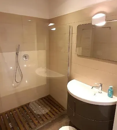 Elisabeth Waterfront Apartment Venice
